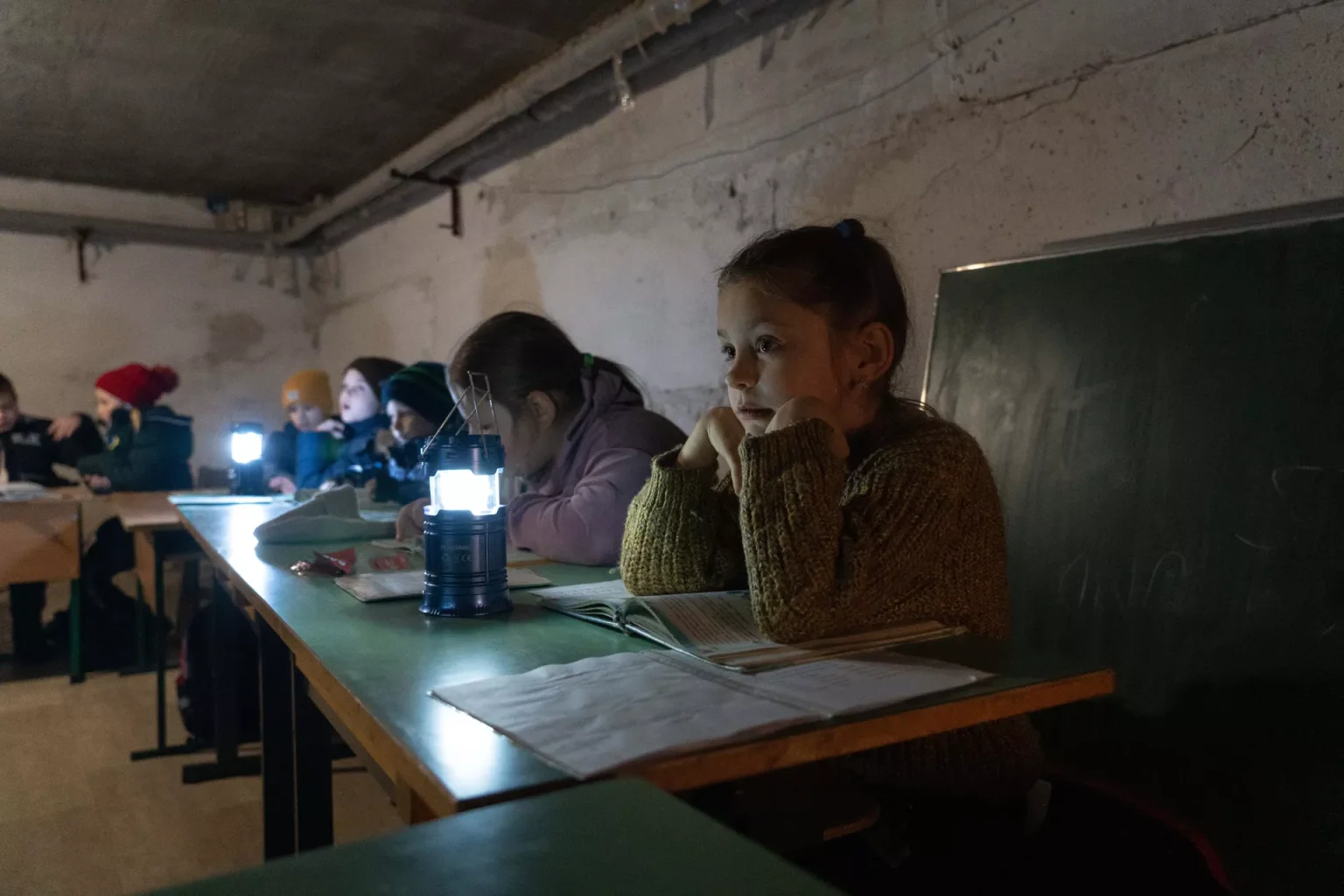 МОН рекомендує школам змінити формат навчання на час можливих блекаутів. Які варіанти передбачені у Львові та області