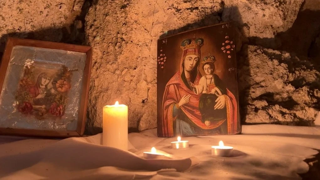 На свята відбуваються богослужіння: у печері на Хмельниччині є церква Святої Трійці