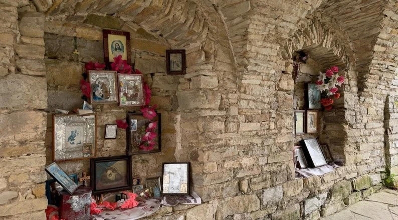 На свята відбуваються богослужіння: у печері на Хмельниччині є церква Святої Трійці