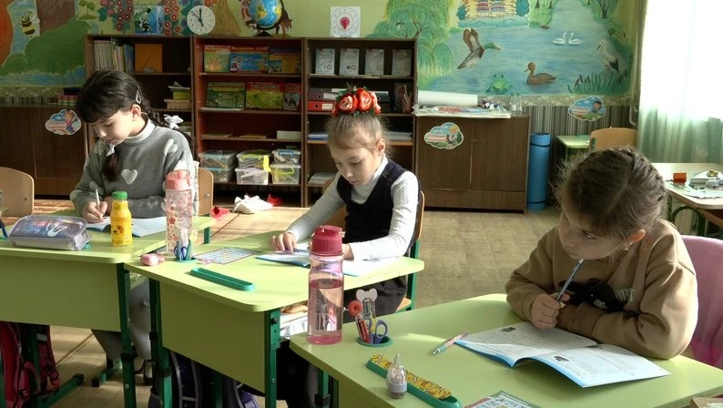 “Цілу ніч сидів в телефоні”: як у школі на Черкащині долають залежність від гаджетів