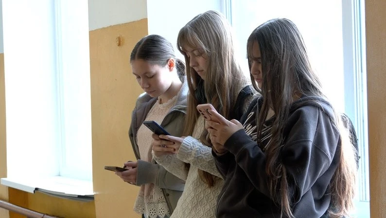 “Цілу ніч сидів в телефоні”: як у школі на Черкащині долають залежність від гаджетів
