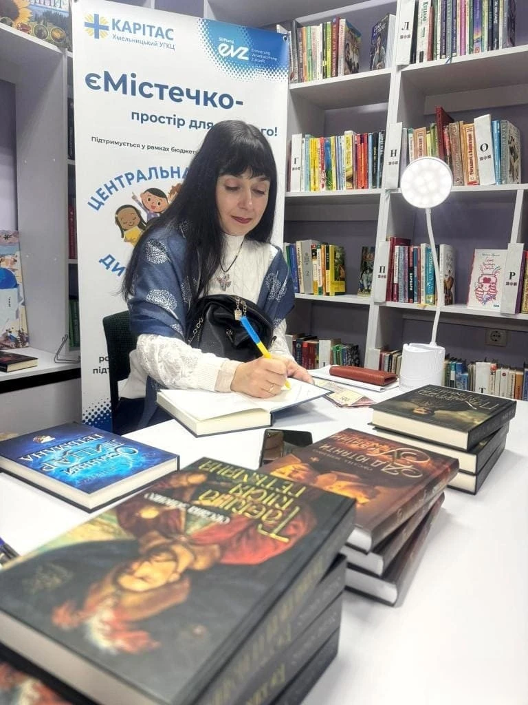 У бібліотеці Оксана Зененко представила свій новий роман «Ад’ютанти України»