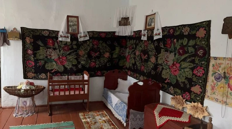 Шлюбні ікони, меблі, вишиванки: музей сільського побуду створили після закриття школи на Хмельниччині