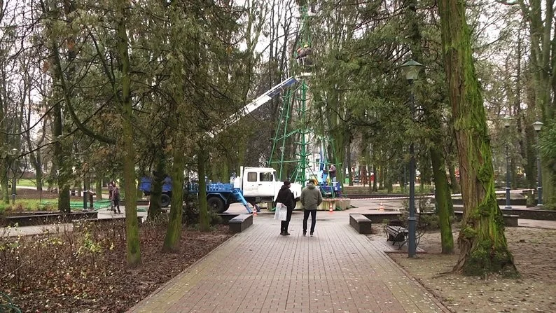 “Потрібно відновлювати дух свята”: у Хмельницькому продовжують встановлювати головну новорічну ялинку