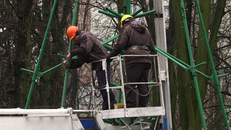 “Потрібно відновлювати дух свята”: у Хмельницькому продовжують встановлювати головну новорічну ялинку