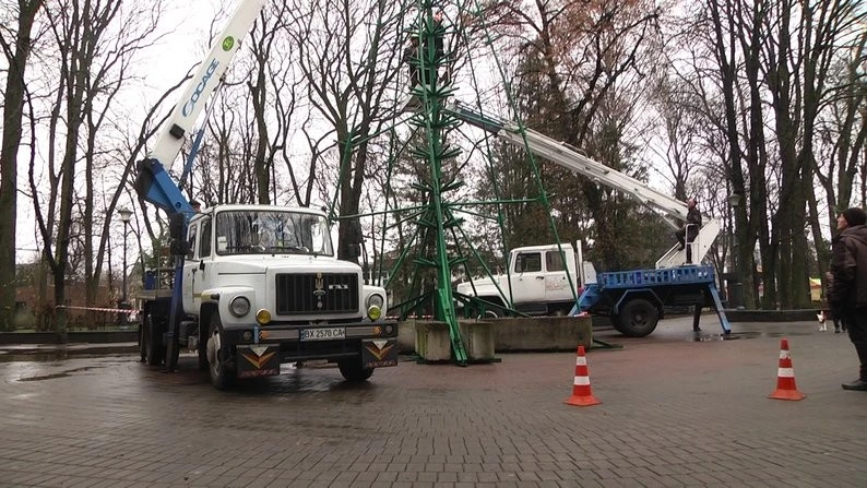 “Потрібно відновлювати дух свята”: у Хмельницькому продовжують встановлювати головну новорічну ялинку