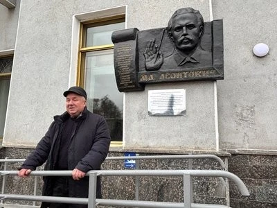 З Покровська до Кам’янця-Подільського: пам’ятну дошку композитору Миколі Леонтовичу відкрили на Хмельниччині
