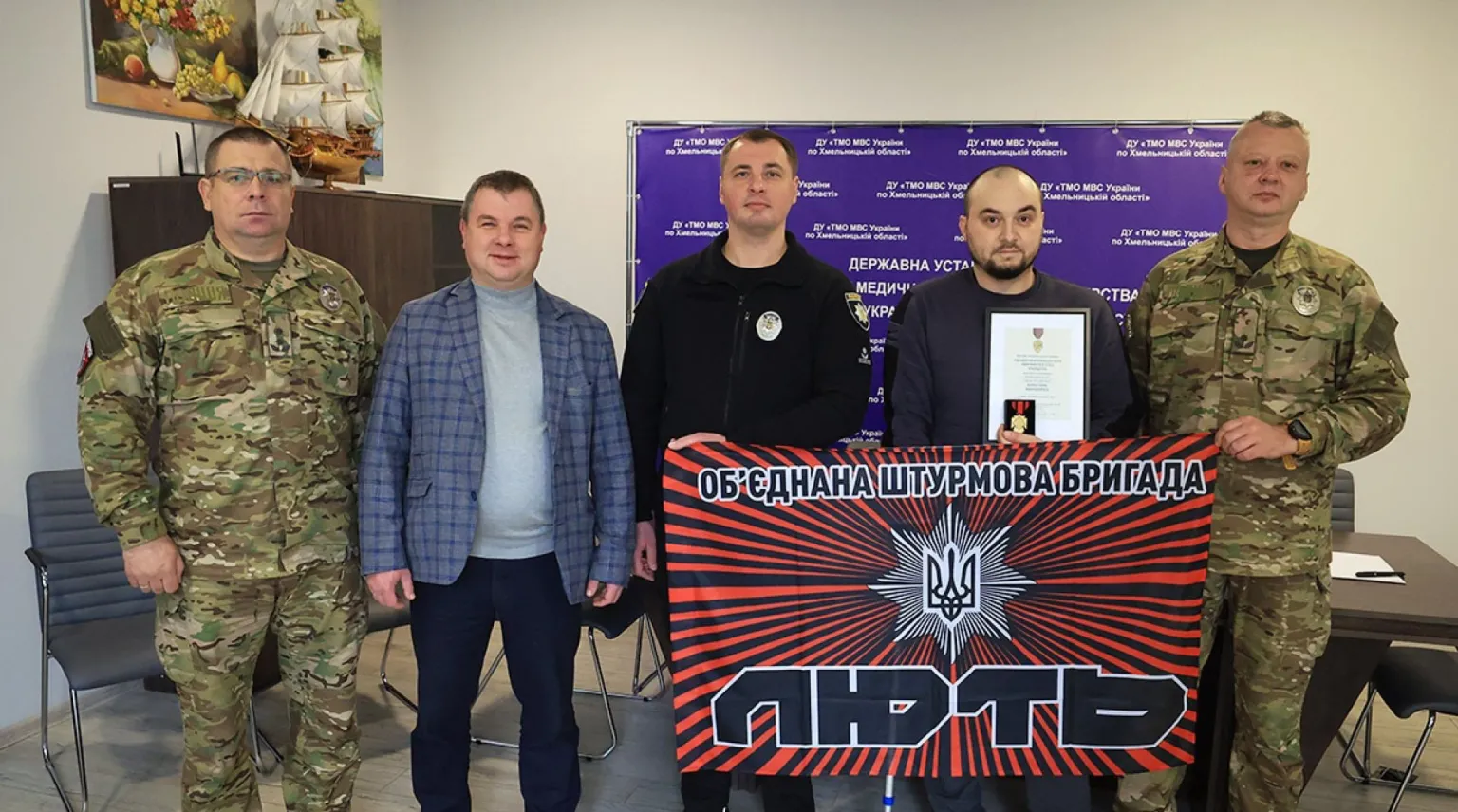 Поліцейський з Хмельниччини отримав «Хрест Хоробрих»: нагороду вручили у шпиталі
