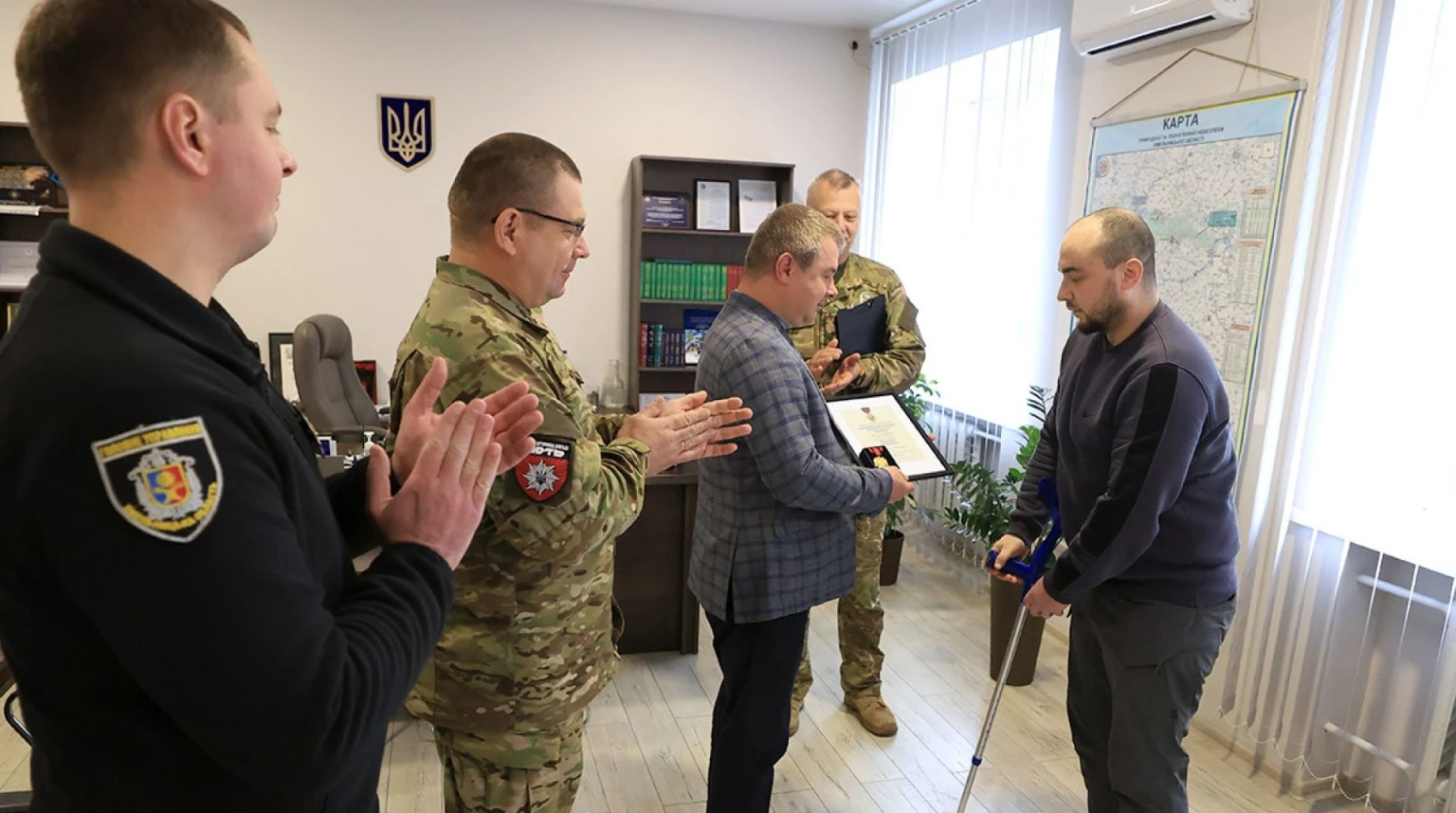 Поліцейський з Хмельниччини отримав «Хрест Хоробрих»: нагороду вручили у шпиталі