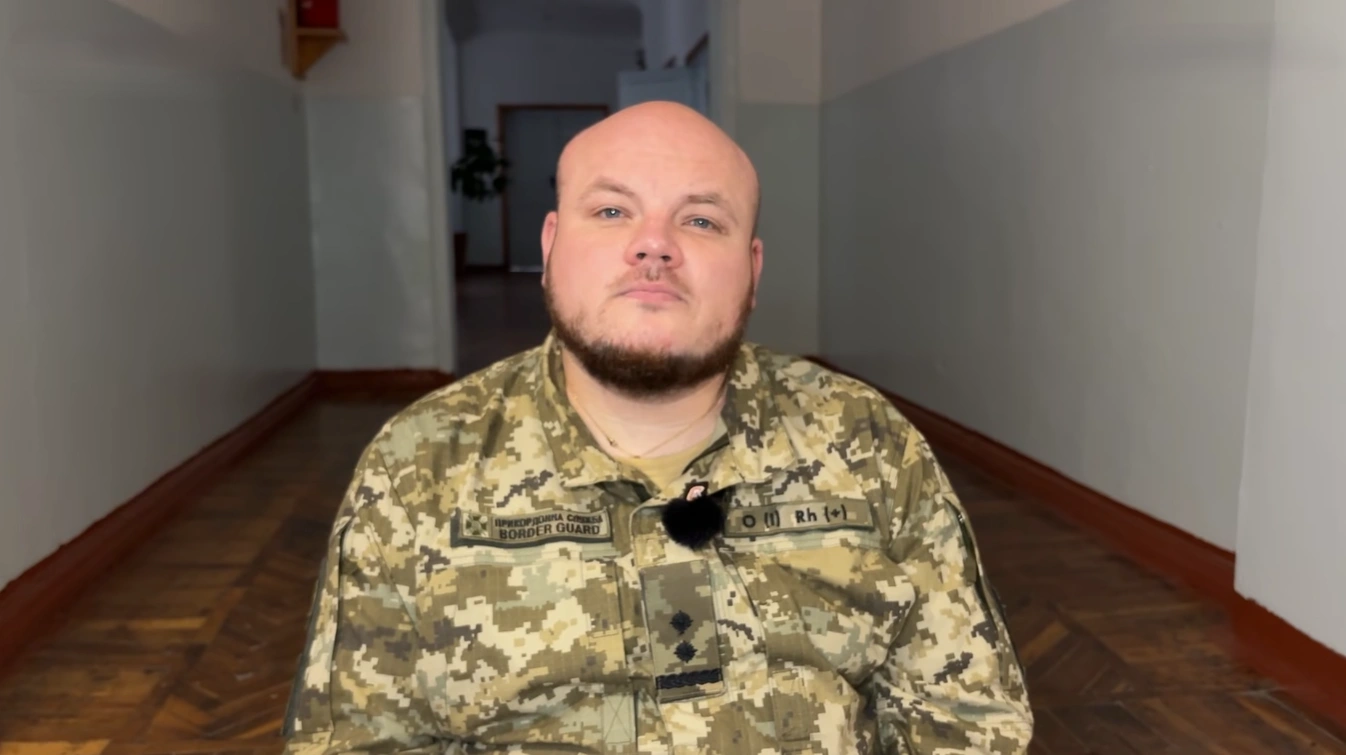 “Нагорода має надихати дітей”: на Хмельниччині колишній військовополонений передав свій орден школі