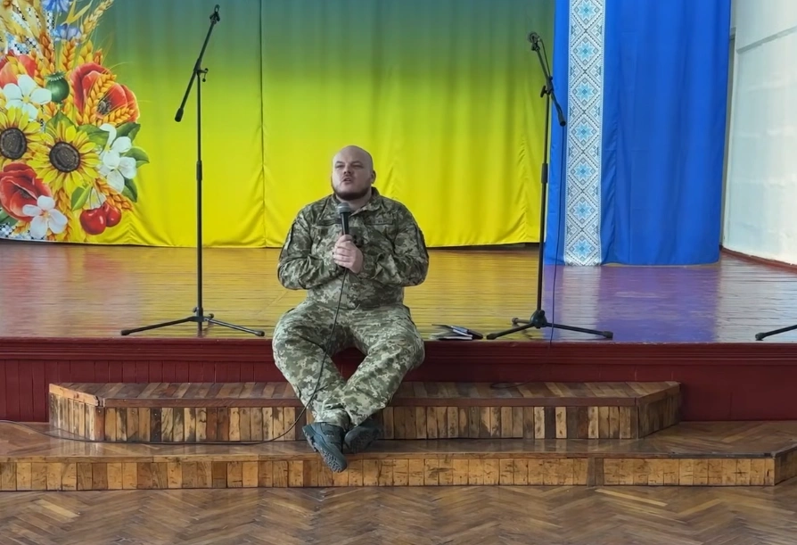 “Нагорода має надихати дітей”: на Хмельниччині колишній військовополонений передав свій орден школі