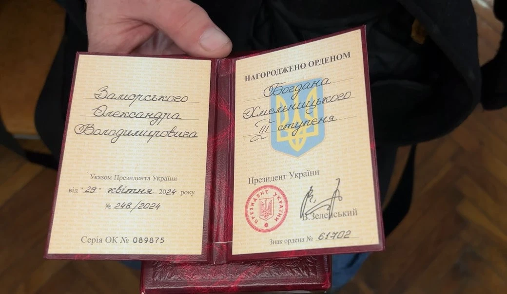 “Нагорода має надихати дітей”: на Хмельниччині колишній військовополонений передав свій орден школі