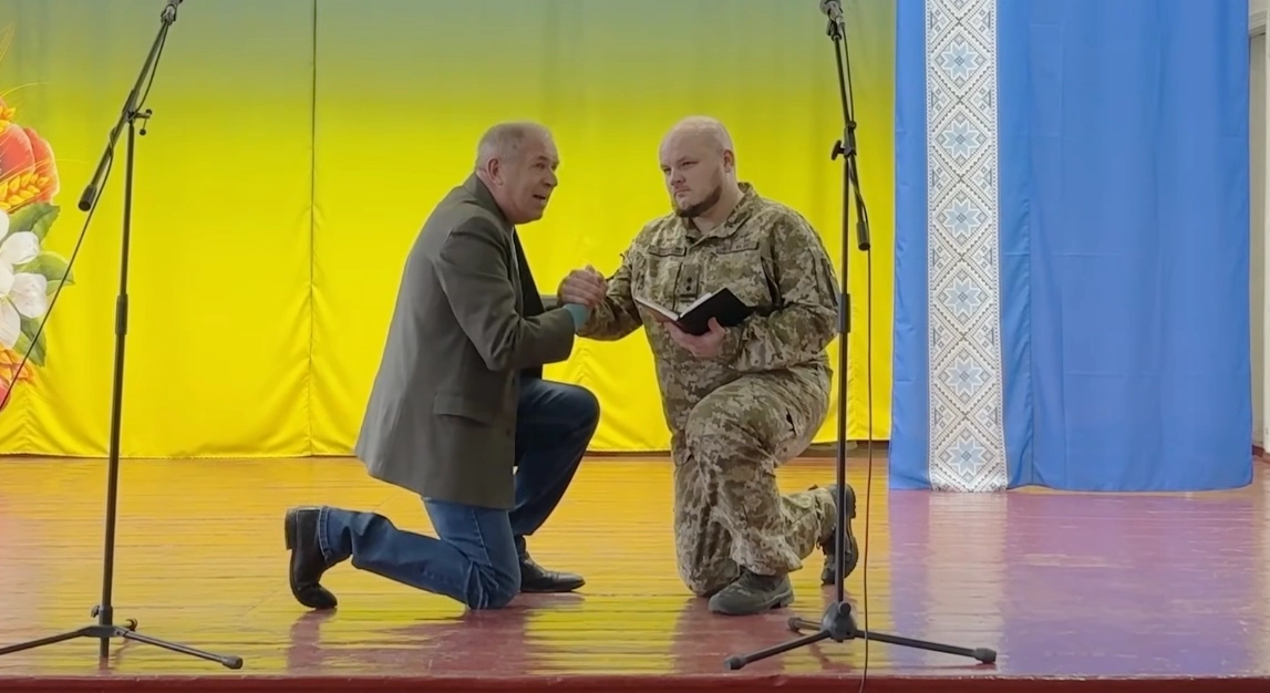 “Нагорода має надихати дітей”: на Хмельниччині колишній військовополонений передав свій орден школі