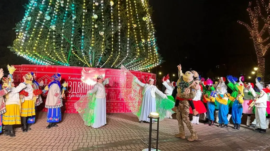 Головну ялинку відкрили у Хмельницькому: фоторепортаж