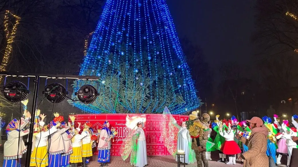 Головну ялинку відкрили у Хмельницькому: фоторепортаж