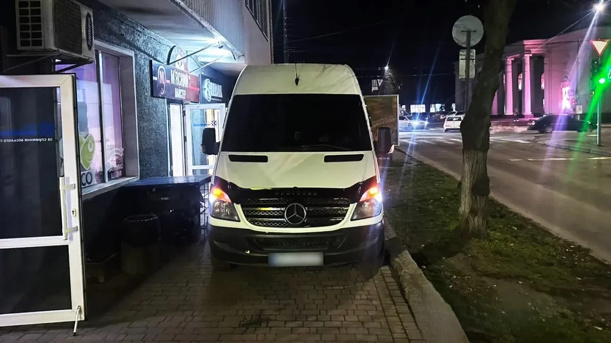 У Хмельницькому водій фургона збив жінку на тротуарі