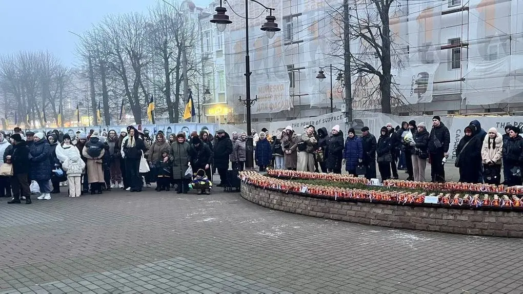 “Хочемо всіх поєднати світлом на Різдво”: лампадки із вогнем миру поставили до портретів загиблих героїв у Хмельницькому