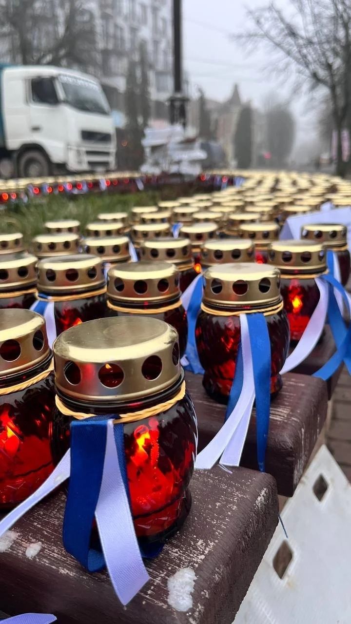 “Хочемо всіх поєднати світлом на Різдво”: лампадки із вогнем миру поставили до портретів загиблих героїв у Хмельницькому