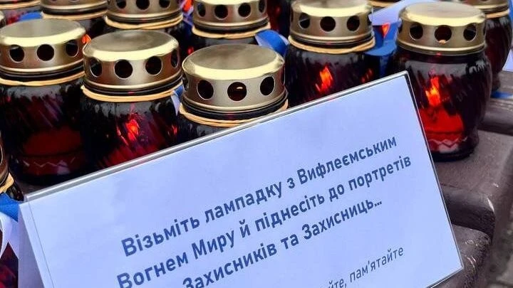 “Хочемо всіх поєднати світлом на Різдво”: лампадки із вогнем миру поставили до портретів загиблих героїв у Хмельницькому