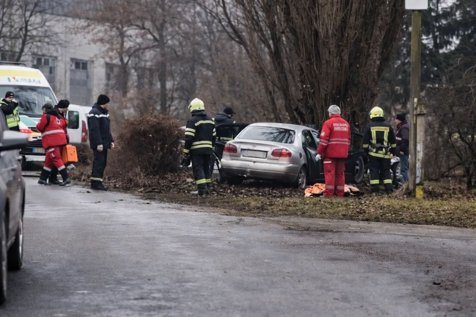 Неподалік Старокостянтинова легковик врізався в дерево: є постраждалі