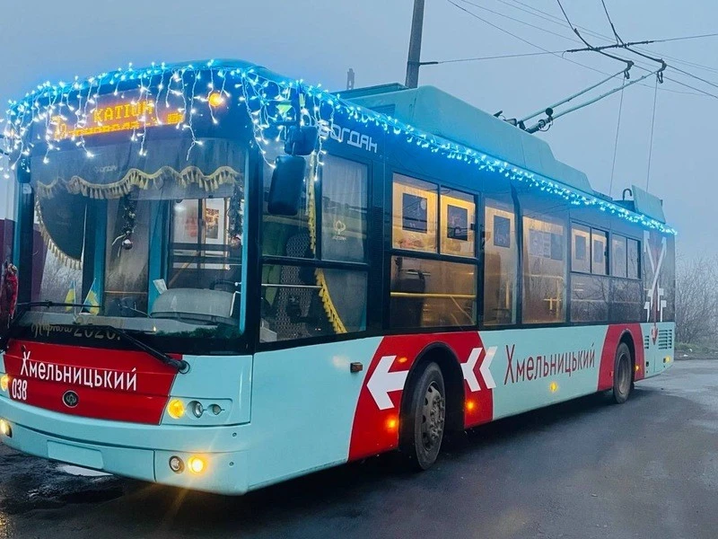 Святковий різдвяно-новорічний тролейбус курсує Хмельницьким