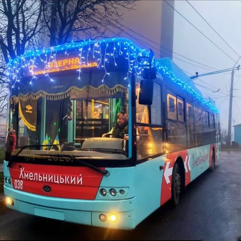 Святковий різдвяно-новорічний тролейбус курсує Хмельницьким