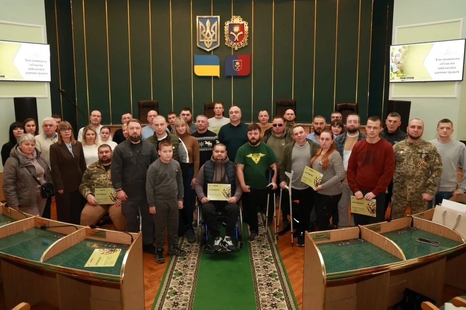 На Хмельниччині ветеранам і родинам загиблих вручили сертифікати на житло