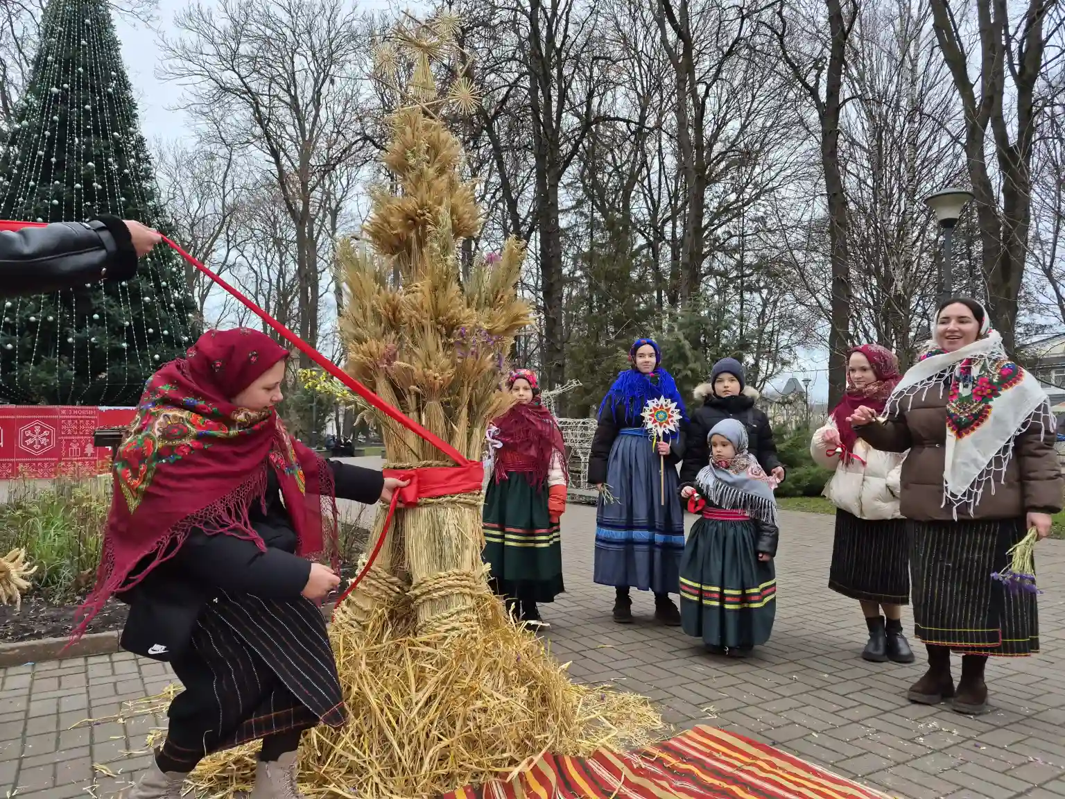 Різдвяний символ у серці міста: в Хмельницькому встановили Дідух