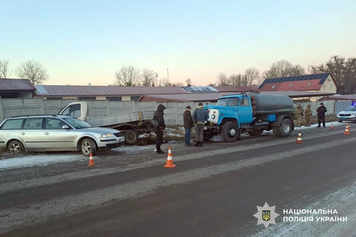 Ланцюгова ДТП у Шепетівці напередодні Різдва: постраждав випадковий перехожий