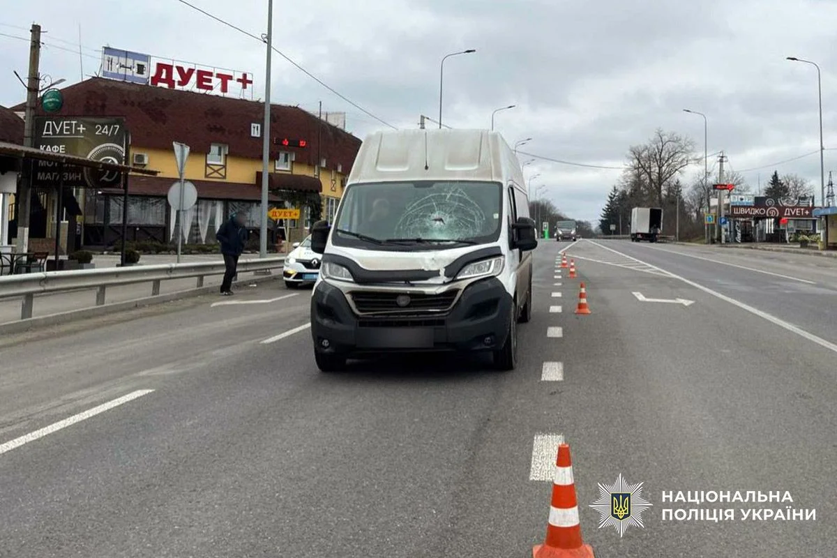 Різдвяна аварія на Волочищині: фургон збив чоловіка під час переходу дороги
