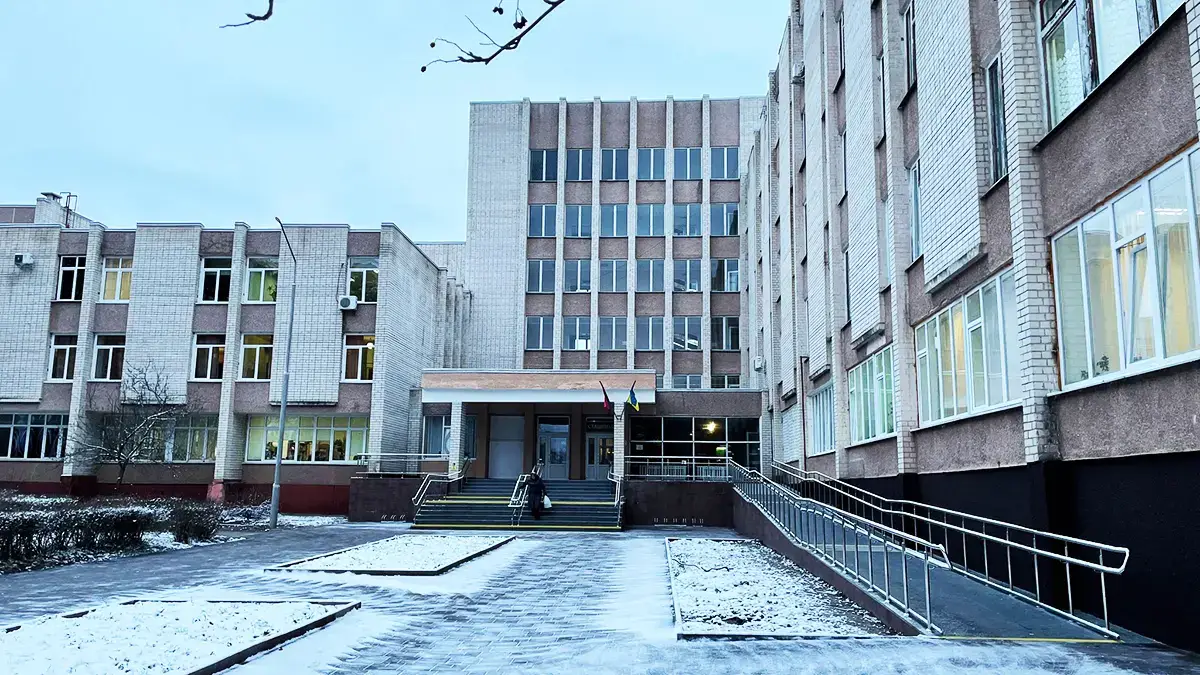 Без бар’єрів і зручніше для пацієнтів: у лікарні Нетішина оновили головний вхід стаціонару