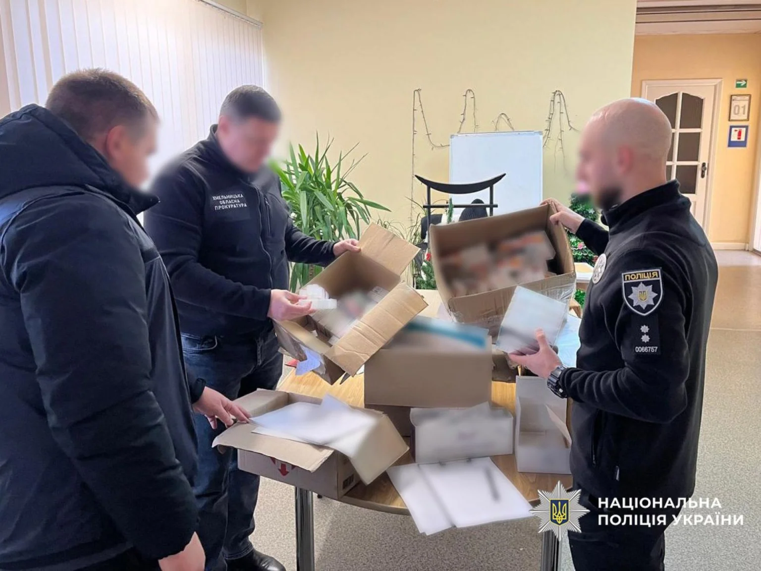 Під виглядом брендів: у Хмельницькому викрили мережу збуту нелегальних ліків