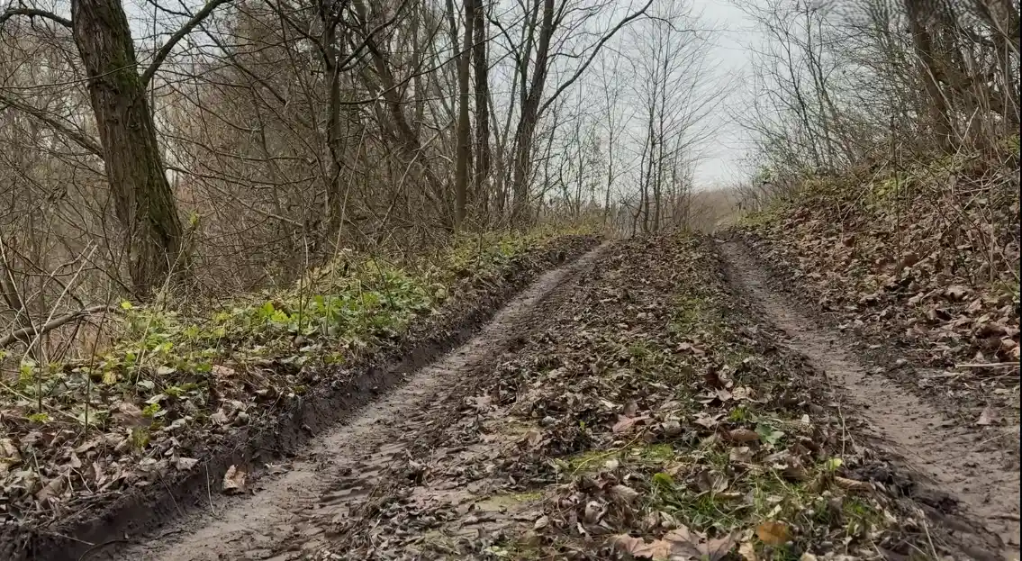 Тризуб у глині та вали на пагорбі: на Хмельниччині відкривають забуте городище Русі Тризуб у глині та вали на пагорбі: на Хмельниччині відкривають забуте городище Русі