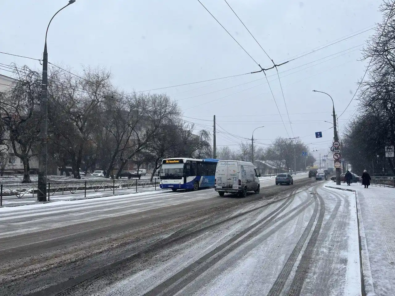 Сніг і ожеледь у Хмельницькому: місто входить у складні дні з резервом техніки та солі
