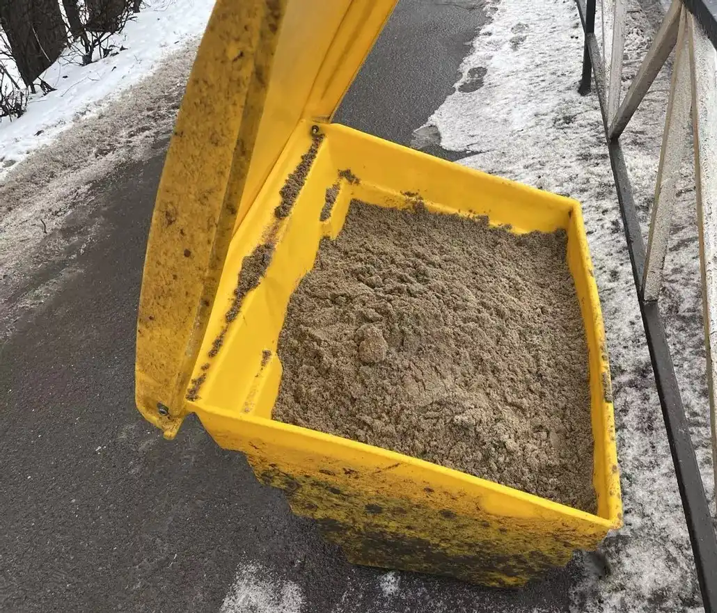 Сніг і ожеледь у Хмельницькому: місто входить у складні дні з резервом техніки та солі