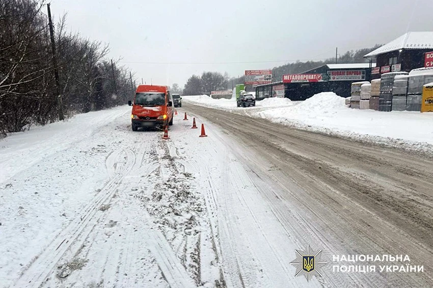 Ранкова аварія в Шепетівці: мікроавтобус травмував літню велосипедистку