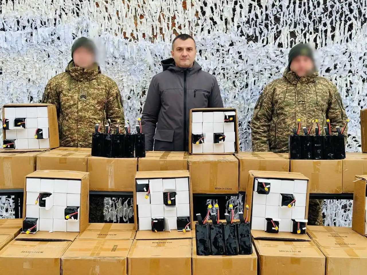 Бюджет Хмельницького інвестує у дрони: військові отримали 2000 батарей