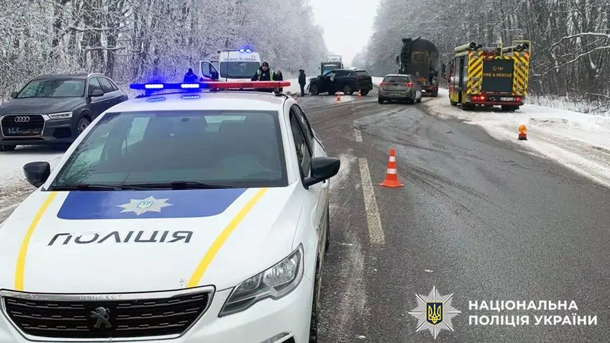 Рятувальникам довелося вирізати водія з авто після жорсткої ДТП на Хмельниччині