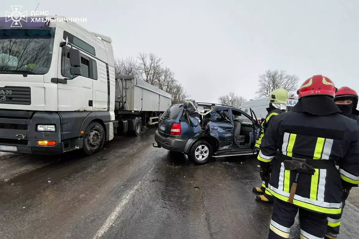 На Хмельниччині легковик влетів у припарковану вантажівку: постраждала юна пасажирка