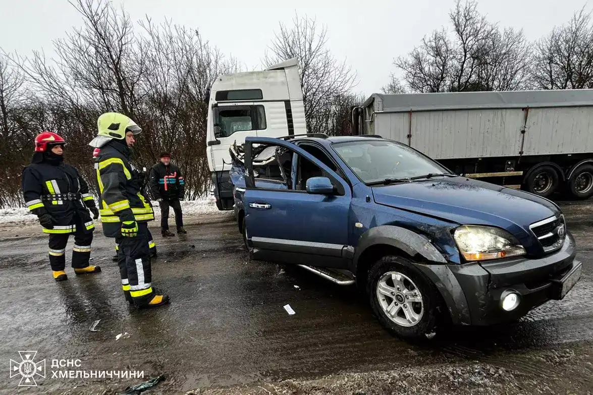 На Хмельниччині легковик влетів у припарковану вантажівку: постраждала юна пасажирка