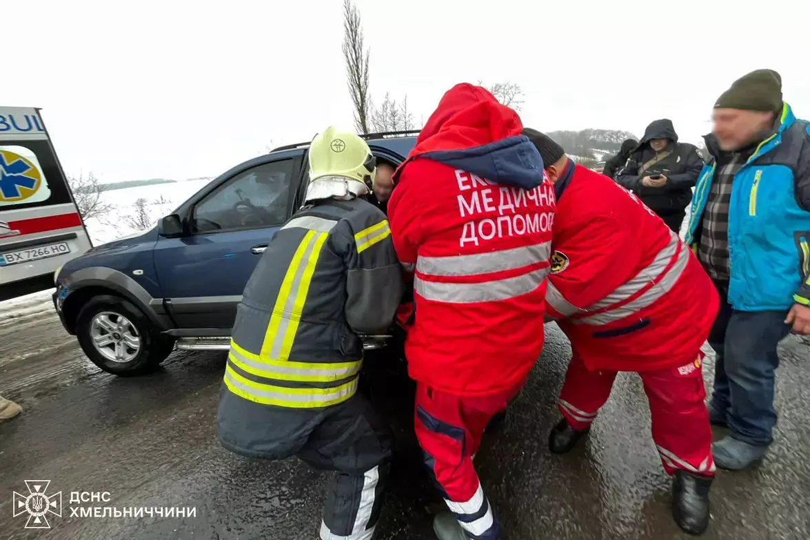 На Хмельниччині легковик влетів у припарковану вантажівку: постраждала юна пасажирка