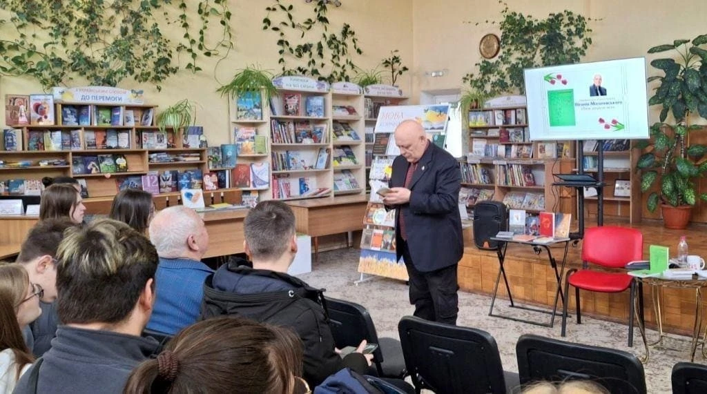 Формула лірики від фізика: у Хмельницькому презентували нову книгу Віталія Міхалевського