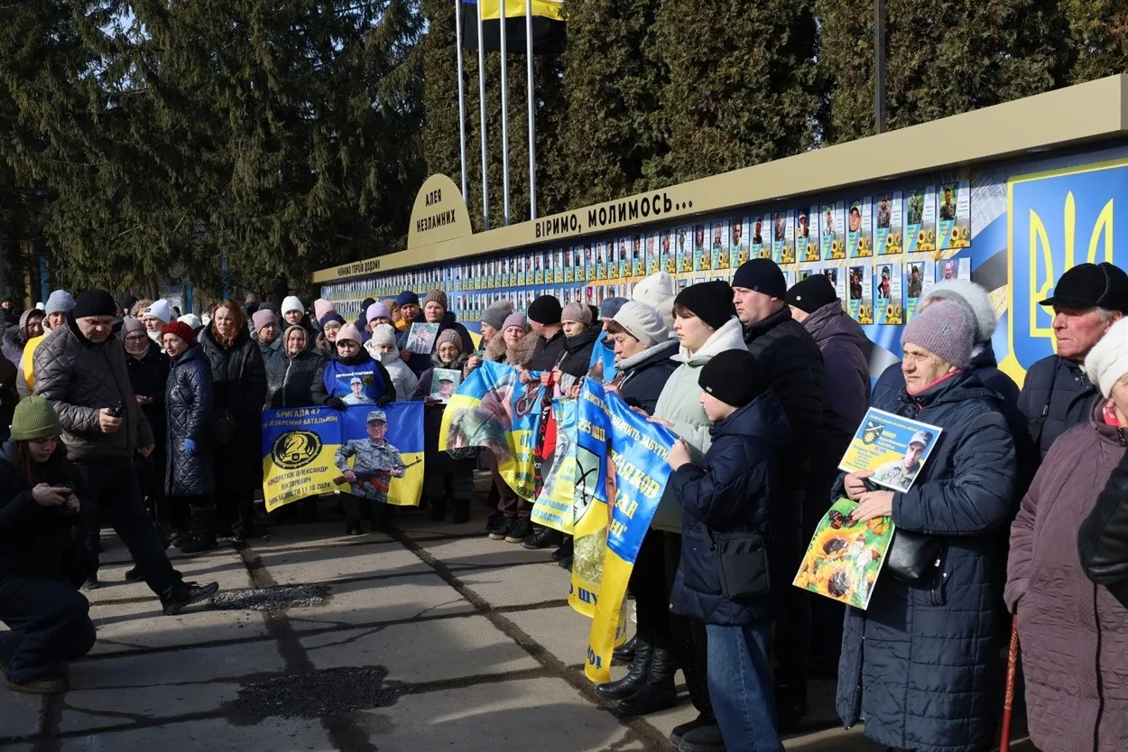 146 облич надії: у Старокостянтинові відкрили Алею Незламних