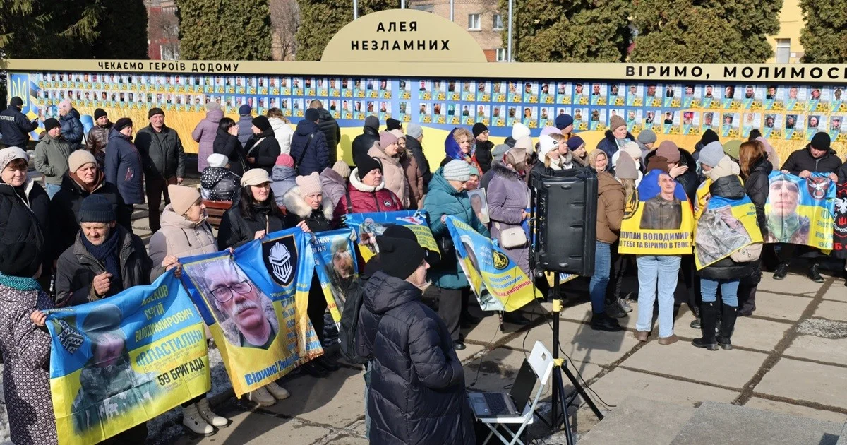 146 облич надії: у Старокостянтинові відкрили Алею Незламних