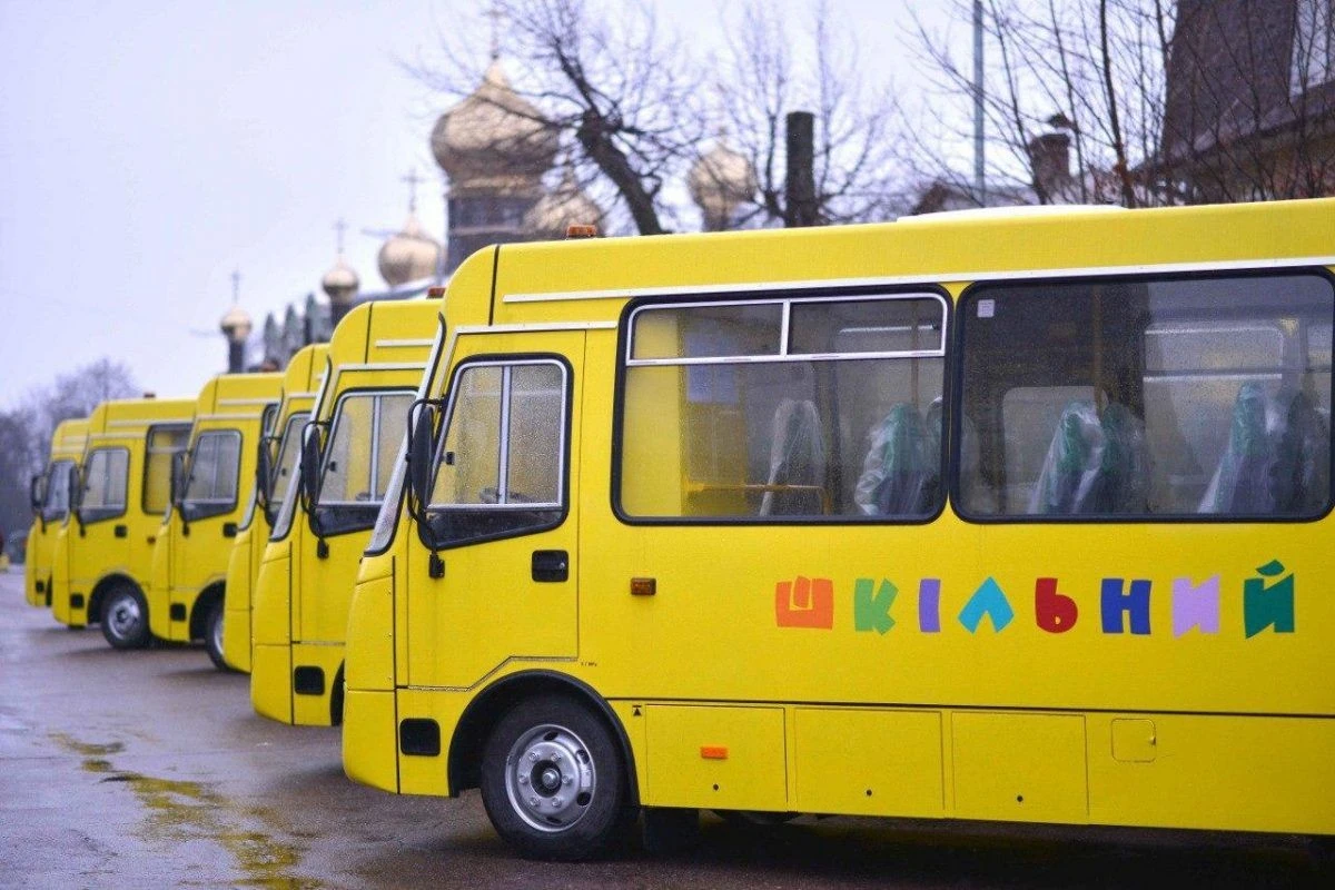 Понад 142 мільйони на колеса: громади Хмельниччини оновлять парк шкільних автобусів
