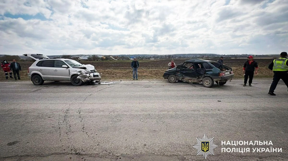 На Красилівщині внаслідок зіткнення двох легковиків водій опинився у реанімації