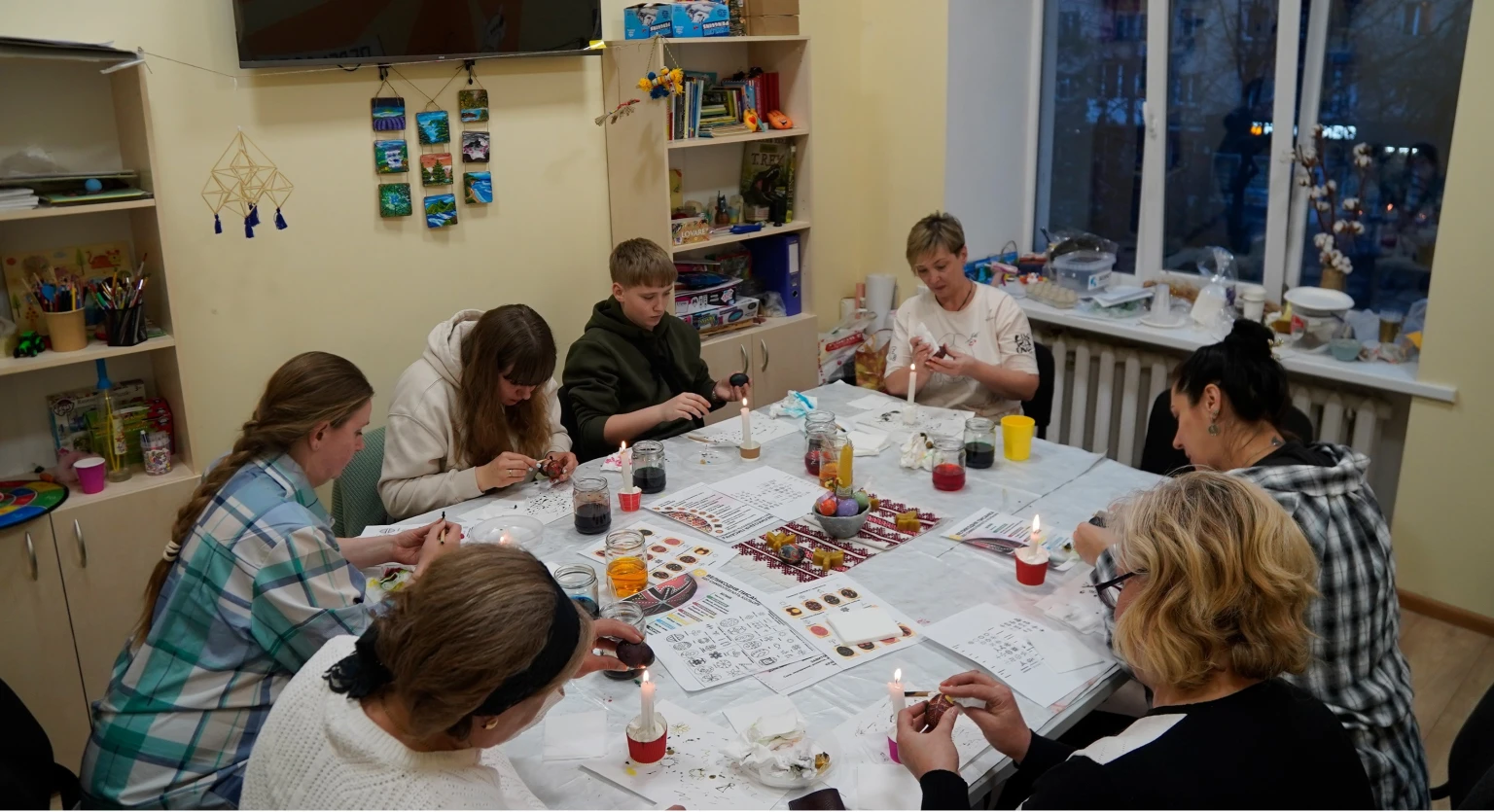 Арт-терапія для родин захисників: у Хмельницькому відроджують традиції писанкарства