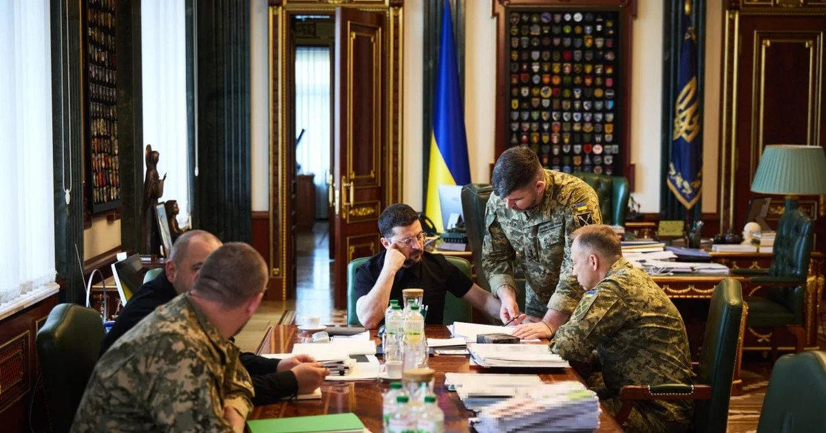 Воєнна стратегія та дипстрайки: Зеленський провів ставку з командуванням