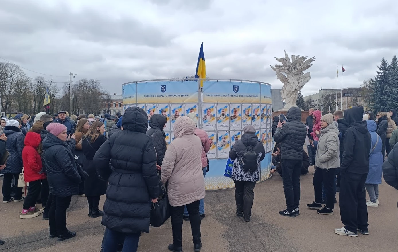 У Хмельницькому з’явилося місце пам’яті та очікування: на майдані відкрили Алею надії