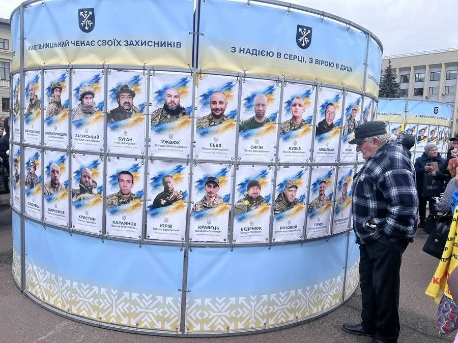 У Хмельницькому з’явилося місце пам’яті та очікування: на майдані відкрили Алею надії